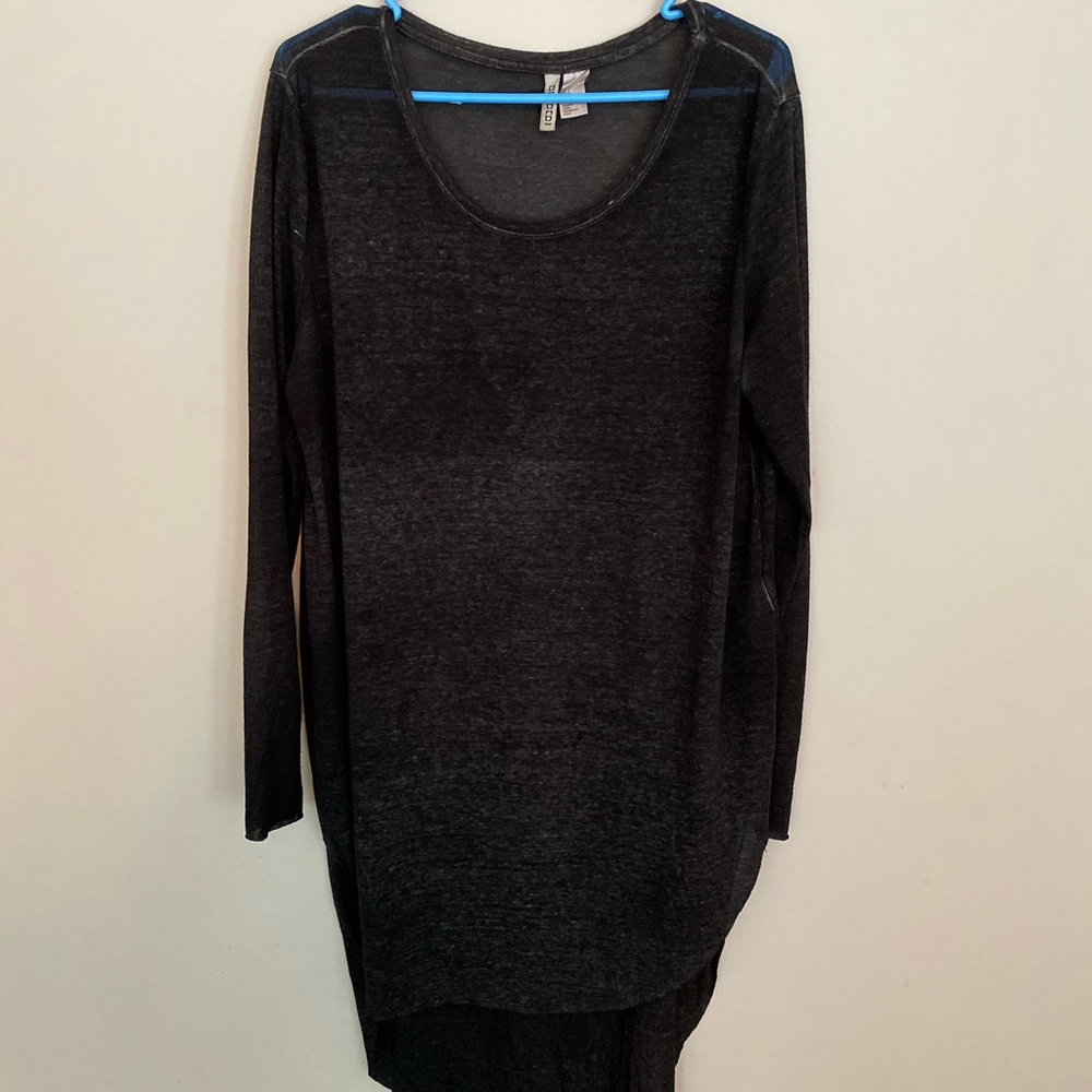 Mens long crew-neck T-shirt 
Size L